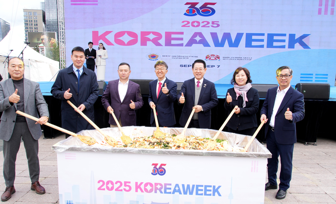 몽골을 방문 중인 김영록 전라남도지사가 6일(현지 시간) 울란바토르에서 열린 2025 한국주간(Korea Week)행사 개막식에서 주요 내·외빈들과 한국 음식인 대형 비빔밥을 비비는 퍼포먼스를 하고 있다. 전라남도 제공