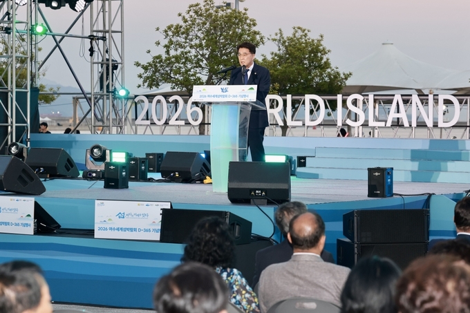 김태균 전라남도의회 의장이 5일 여수세계박람회장에서 열린 ‘2026 여수세계섬박람회 D-365 기념행사’에서 축사를 하고 있다. 전라남도의회 제공