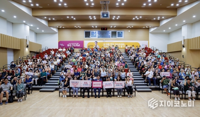 마포 효도학교 4기 개강식에서 박강수 마포구청장과 수강생들이 기념촬영을 하고 있다.
