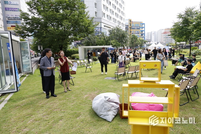 진교훈 강서구청장(왼쪽 첫 번째)이 발산역 1번 출구 마곡 문화의 거리에 조성된 ‘하늘품은 야외도서관’에서 행사장 곳곳을 둘러보고 있다.