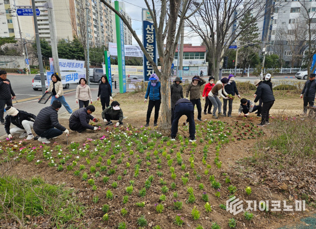 지난해 4월 목포시 연산동, 시민과 공무원이 함께 꽃밭을 조성하고 주변 환경을 정화하고 있다. 이번 가을 꽃단장과 연계된 도심 경관 개선 활동의 일환으로, 시민 참여형 환경 조성의 모범 사례로 평가받는다. 목포시 제공