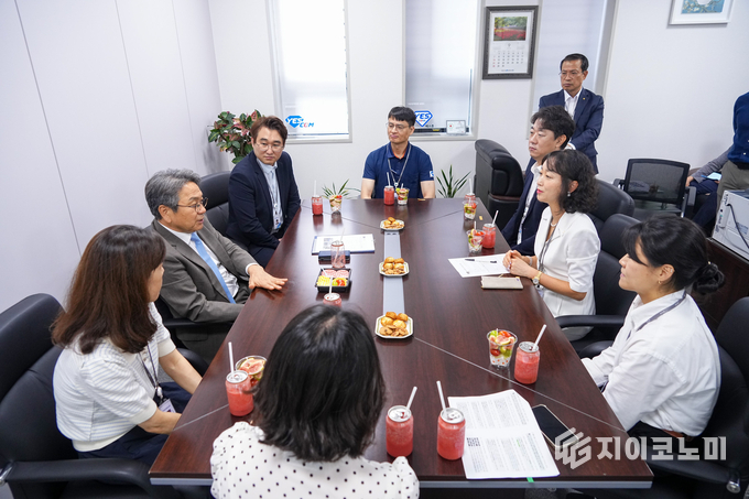 강기정 광주광역시장이 지난 2일 오전 동구 광은비즈니스㈜ 를 방문해 ‘초등학부모 10시 출근제’ 혜택을 받고 있는 직원들과 대화를 나누고 있다. 광주광역시 제공