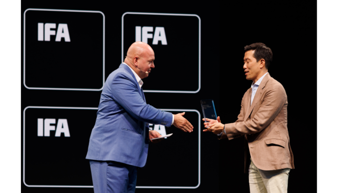 라이프 린트너 IFA 최고경영책임자(CEO)가 6일 독일 베를린 메세 베를린에서 열린 'IFA 이노베이션 어워드' 에서 삼성전자 관계자에게 혁신상을 수여하고 있다./사진 제공=IFA