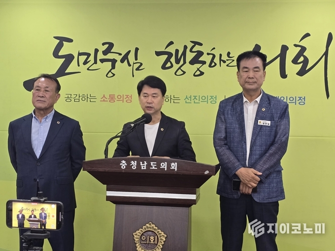 충남도의회 교육위원회 김응규 의원, 이상근 위원장, 방한일 의원은 8일 도의회 1층 기자실에서 최교진 교육부 장관 후보자 자진사퇴 촉구…전국 교육위원장” 성명 발표 기자회견