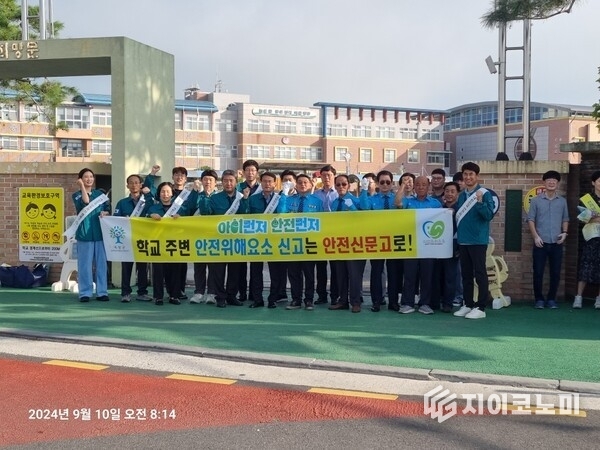 지난해 9월 곡성군이 어린이 교통사고 예방과 안전 의식 향상을 위해 곡성중앙초등학교에서 ‘아이 먼저’ 어린이 안전 캠페인 진행 단체사진 곡성군 제공