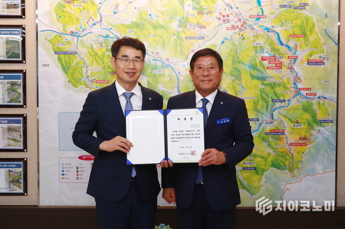 조상래 곡성군수가 8일 오후 군수실에서 김민국 변호사에게 고문 변호사 재위촉장을 수여하고 기념사진을 촬영했다. 곡성군 제공