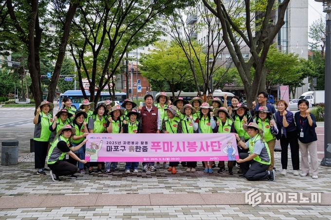 마포구 ‘흙한줌 푸마시 봉사단’과 기념촬영하는 박강수 마포구청장.