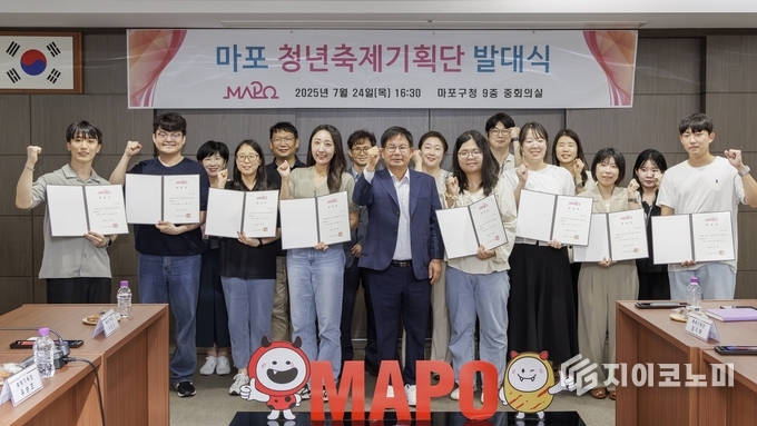 박강수 마포구청장이 마포청년축제기획단과 기념촬영을 하고 있다.