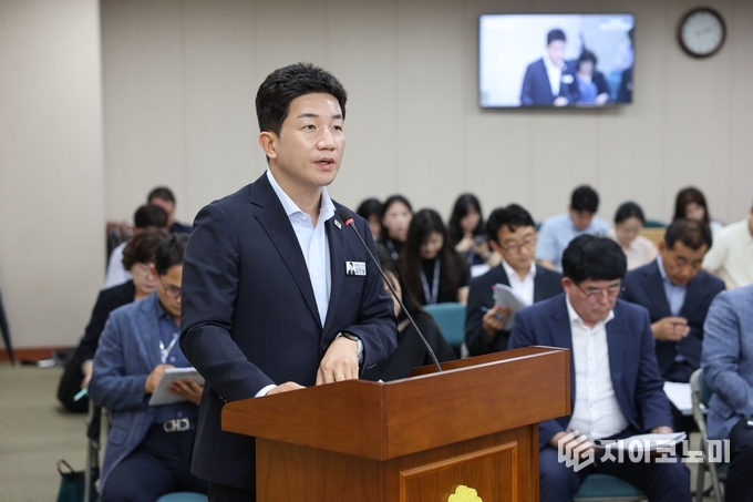 전라남도의회 교육위원회에서 열린 제393회 임시회에서 김진남 의원이 ‘학습준비물 지원 조례안’을 대표 발의하는 모습. 전라남도의회 제공