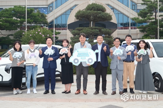 삼성전자 천안온양캠퍼스가 아산시 사회복지기관 친환경 차량 전달식 후 기념촬영을 하고 있다.