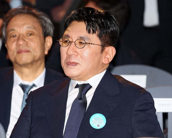 방시혁 하이브 의장이 지난달 15일 서울 세종대로 광화문광장에서 열린 제21대 대통령 국민임명식 '광복 80년, 국민주권으로 미래를 세우다' 행사에 참석해 있다./연합뉴스