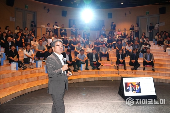 강기정 광주광역시장이 10일 국립아시아문화전당 내 어린이극장에서 열린 ‘동장과의 현장 톡톡’에서 주요 시정 현안을 설명하고 있다. 광주광역시 제공
