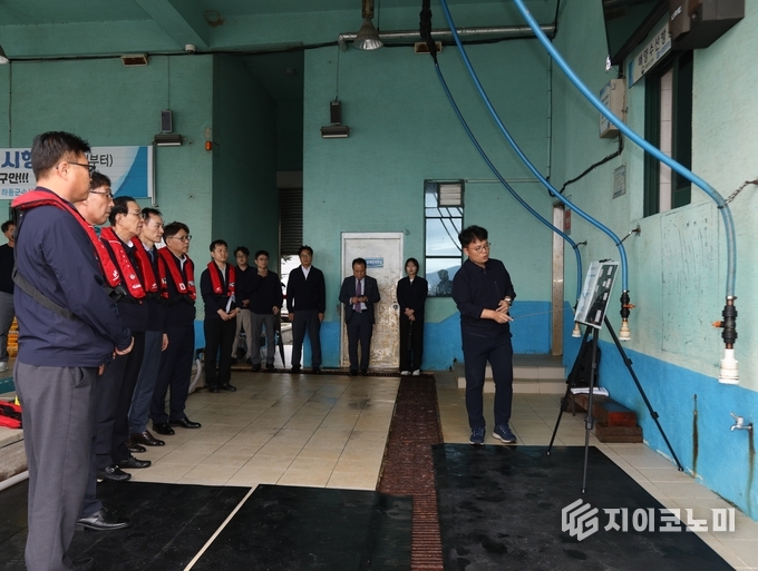 9일 노동진 수협중앙회장은 경남 통영에서 관내 수협 조합장과 긴급 간담회를 열고, 적조 피해에 대한 후속 대책을 논의했다.(▲수협 적조 피해 양식어가 지원 총력 대응). /사진=수협