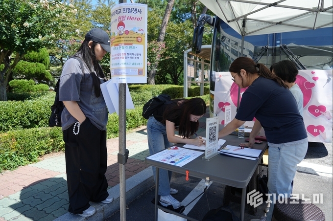 9일부터 10일까지 한세대학교가 사회봉사센터와 총학생회를 중심으로 대한적십자사 경기혈액원과 공동 주관하여 대학 본관 앞 헌혈 버스에서 ‘사랑의 헌혈’ 봉사활동을 전개했다./사진=한세대