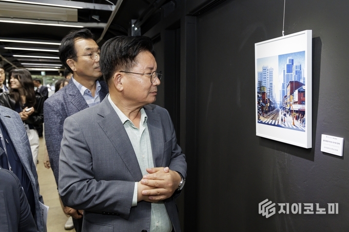 박강수 마포구청장이 레드로드 발전소 갤러리에 전시된 작품을 감상하고 있다.
