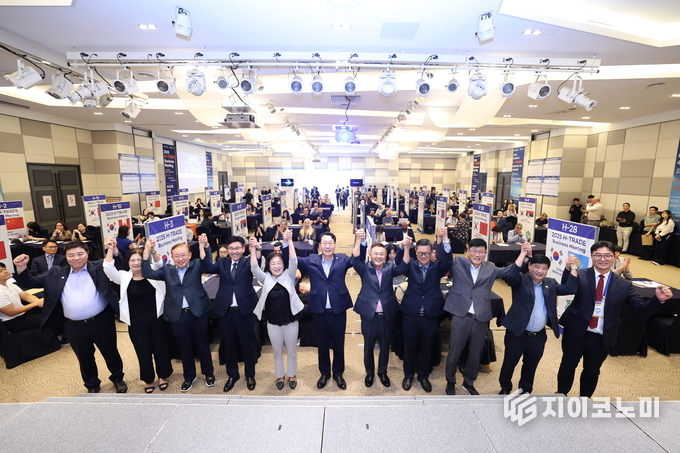 10일 열린 화성특례시 H-TRADE 해외바이어 초청 수출상담회에서 정명근 화성특례시장(사진 가운데)과 참석자들이 기념 촬영하고 있다.