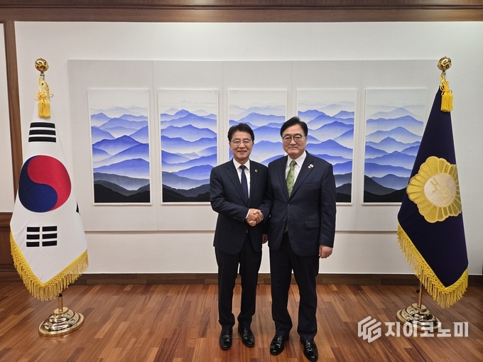 김태균 전라남도의회 의장(왼쪽)과 우원식 국회의장(중앙)이 11일 국회에서 전라남도 현안을 논의하며 협력 방안을 모색했다. 전라남도의회 제공