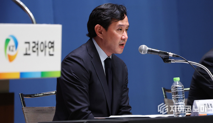 MBK파트너스·영풍 연합이 최윤범 고려아연 회장과 박기덕 사장, 소액주주 플랫폼 액트의 이상목 대표를 고발했다. (▲고려아연 최윤범 회장)