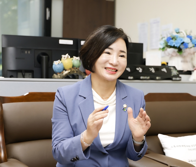 「구리시 폭염·한파 피해 예방 및 지원 조례」를 설명하는 영경애 구리시의원