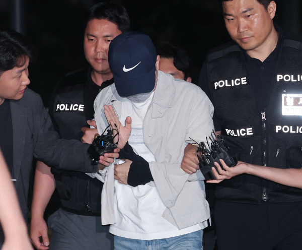 ‘삼부토건 주가조작’ 사건으로 수사받다가 도주한 이기훈 삼부토건 부회장(겸 웰바이오텍 회장)이 경찰에 체포돼 11일 서울 종로구에 마련된 김건희특검 사무실로 들어서고 있다. 연합뉴스