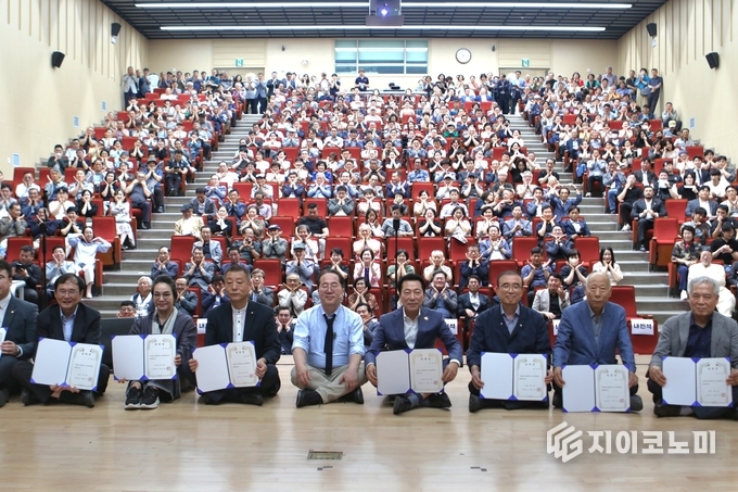 출범식에 참여한 주요 인사와 시민들이 한자리에 모여 순천학연구소의 출범을 축하했다. 순천학연구소 제공