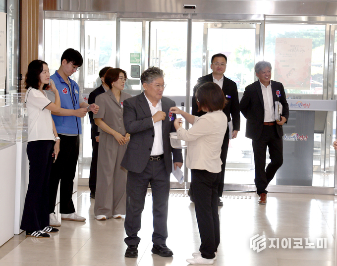 출근길 청사 입구에서 열린 ‘가족 사랑의 날’ 캠페인에서 한 직원이 장세일 영광군수의 가슴에 동참 메달을 달아주며 뜻깊은 순간을 함께하고 있다. 영광군 제공