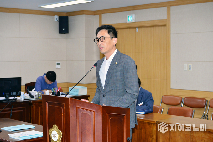 조례안을 발의한 박철수 의원이 본회의장에서 설명하는 모습. 광양시의회 제공
