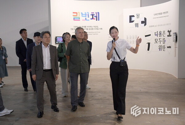 강기정 시장은 12일 오전 광주비엔날레전시관에서 문 전 대통령 부부를 맞이해 ‘포용디자인(Inclusive Design)’을 주제로 열리고 있는 광주디자인비엔날레 전시를 함께 둘러봤다. 광주광역시 제공