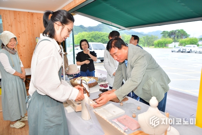 장성호 수변길마켓을 찾은 김한종 군수. 장성군 제공