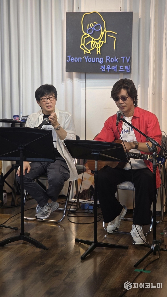 구의동 스튜디오에서 레전드 (좌)가수 전영록, 이치현 이 추억의 노래들과 두 사람의 우정을 보여주고 있다.