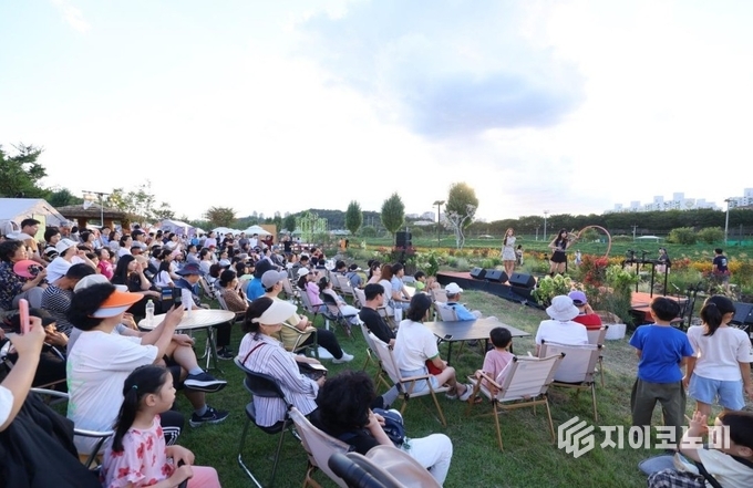 방문객들이 버스킹 행사에서 음악에 빠져들며 축제의 장을 즐겼다.