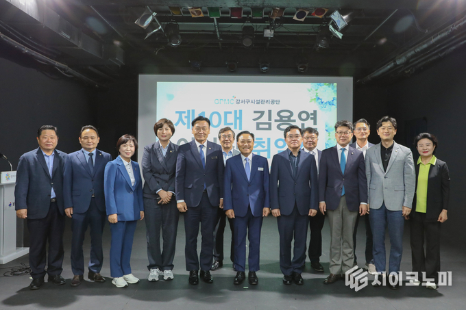 주요 내빈과 함께 새로운 출발을 기념하는 모습.