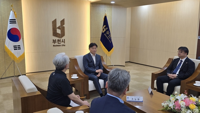 조용익 시장이 ISO 45001 인증 추진을 위한 본심사 과정에서 면담을 진행하고 있다. (사진=부천시)