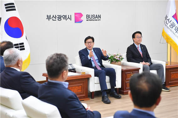 박형준 부산시장 등 참석자들이 부산공동어시장 현대화사업 추진방안을 논의하고 있다. 사진 부산시