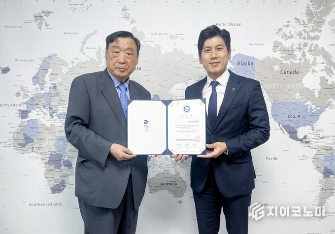 아트피아드 위원회 이희범 위원장(좌)과 한문화진흥협회 업무협약 및 정사무엘 회장(우) 자문위원 위촉 ©AAC