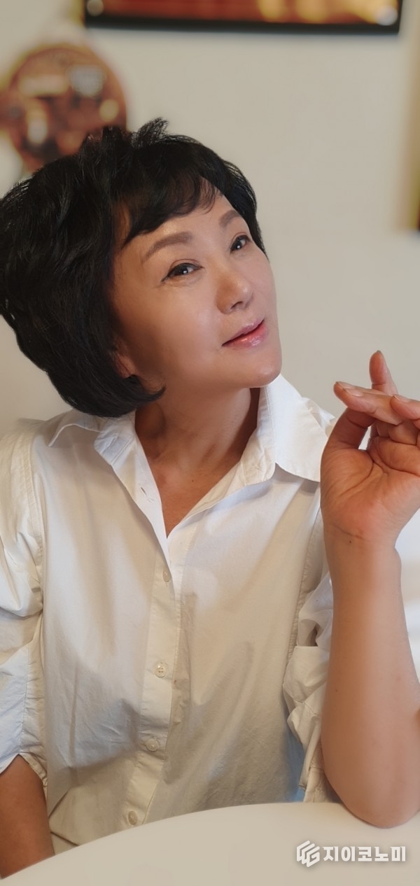 인터뷰 중 카메라 보고 포즈를 취하고 있는 가수 류계영