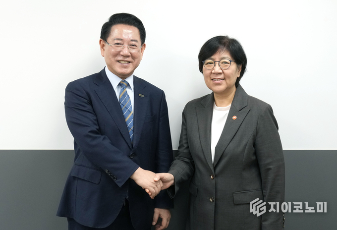 김영록 전라남도지사가 15일 오전 정부서울청사에서 정은경 보건복지부 장관과 면담을 갖고 전남 국립의대 설립 등 전남도 핵심 사업 해결을 위한 건의 및 협조를 요청하고 있다. 전라남도 제공