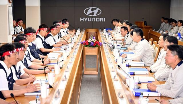 현대자동차 노사가지난 6월 18일 현대차 울산공장에서 2025년 임금단체협상 상견례를 하고 있다. 현대차 제공