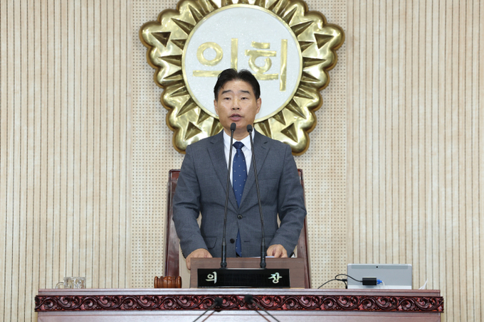 제297회 임시회 제3차 본회의를 진행중인 김운남 의장 (사진=고양특례시의회)