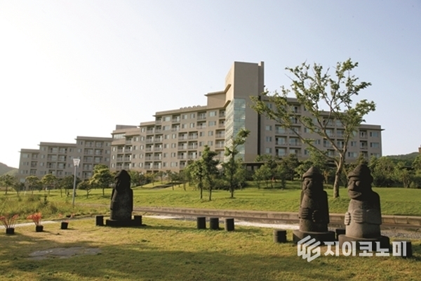한화리조트 제주는 한라산 성판악 및 관음사 등산로 초입까지 차량으로 15분 거리에 위치해 등반객들에게 인기가 높다. 이번 패키지는 이동과 식사, 휴식을 묶어 산행에만 집중하도록 구성했다. /사진=한화호텔앤리조트