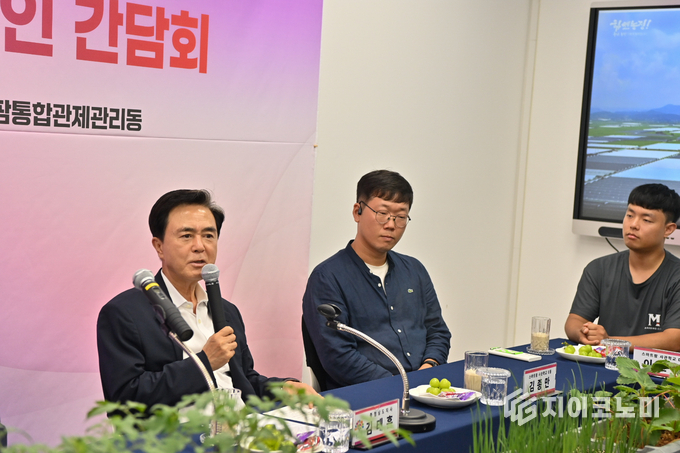김태흠 지사, 당진시를 찾아 석문면 삼화리 ‘스마트팜 사관학교 점검, 청년농과 간담회’