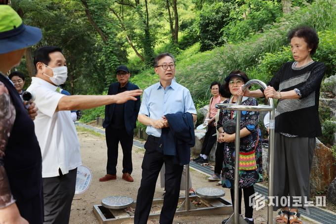 지난 15일 유성훈 금천구청장이 시흥동 산기슭에 위치한 궁도장에서 주민들과 이야기를 나누고 있다.