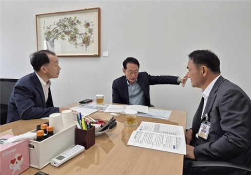 엄용수 경남도 정무특보와 유명현 균형발전본부장이 지난 15일 국회를 방문해 김도읍 국민의힘 정책위의장과 면담하고 있다. 사진 경남도