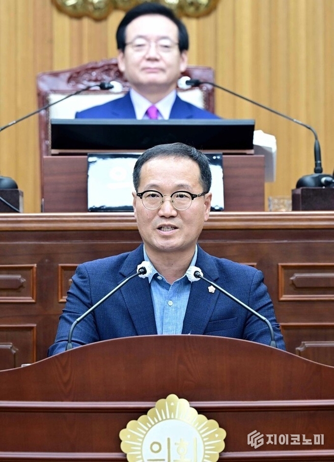 목포시의회 본회의장에서 영산강 하굿둑 해수유통 필요성을 강조하는 이형완 의원. 목포시의회 제공