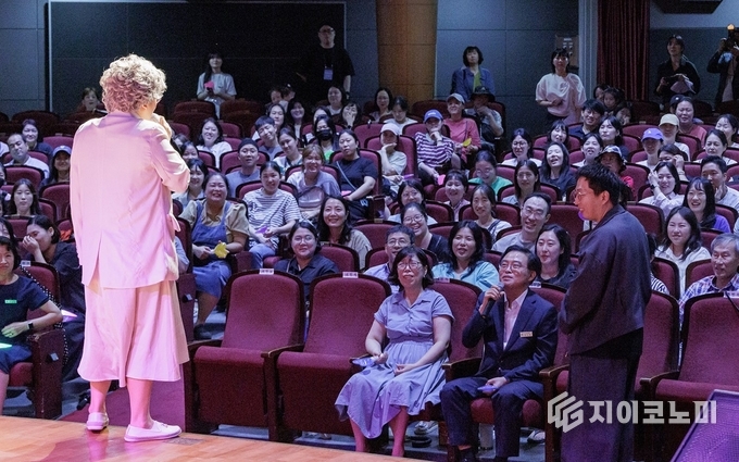 진교훈 서울 강서구청장(정면 맨 앞줄 오른쪽 첫 번째)이 강서구민회관에서 열린 육아 고민 발산 토크쇼 ‘소통왕 말자 할매’에 참석해 말자 할매로 분장한 개그우먼 김영희와 대화하고 있다.