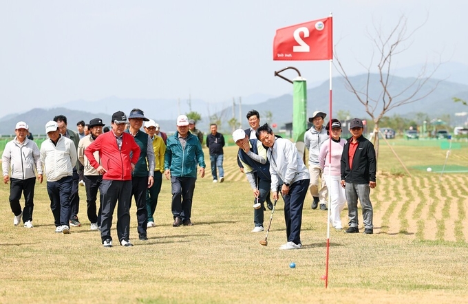 성주참외파크골프장 개장식에서 이병환 군수가 시타를 하고 있다.