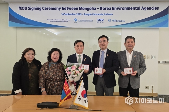 지난 17일 한세대학교가 몽골 환경부로부터 몽골 환경 및 수자원 분야 발전에 이바지한 공로를 인정받아 최진탁 부총장이 ‘환경공로 특별상 훈장’을 받았다고 밝혔다. (▲몽골 수자원청 MYAGMARJAV.KH, 몽골 환경부 BATTESTSEG.I, 최진탁 부총장, 최성웅 강원대 교수, 최 계운 YES이니셔티브 회장)./사진=한세대
