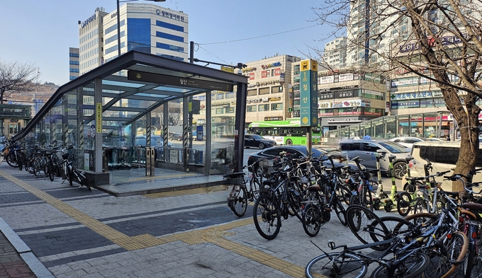 철산역 인근에 무분별하게 주차된 전동킥보드와 자전거 (사진=서울교통공사)
