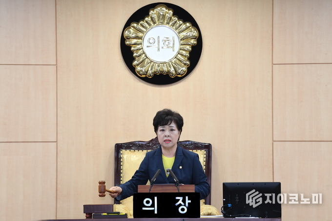 정선희 의장의 개회 선언 모습. 영등포구의회 제공.