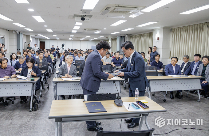  진교훈 서울 강서구청장(맨앞 오른쪽)이 19일(금) 강서구청 대회의실에서 열린 ‘현장업무 안전 실천 서약식’에서 한 현장 용역업체 사업주로부터 서약서를 전달받고 있다.